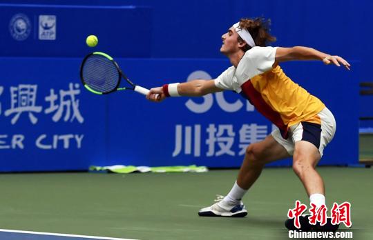 正是她稳步 正是她稳步